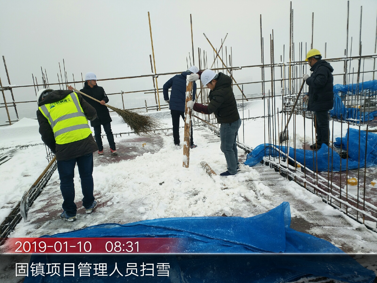 【一线投影】冬日扫雪除冰 促进度 暖人心——集团安徽固镇碧桂园项目部开展冬季扫雪活动