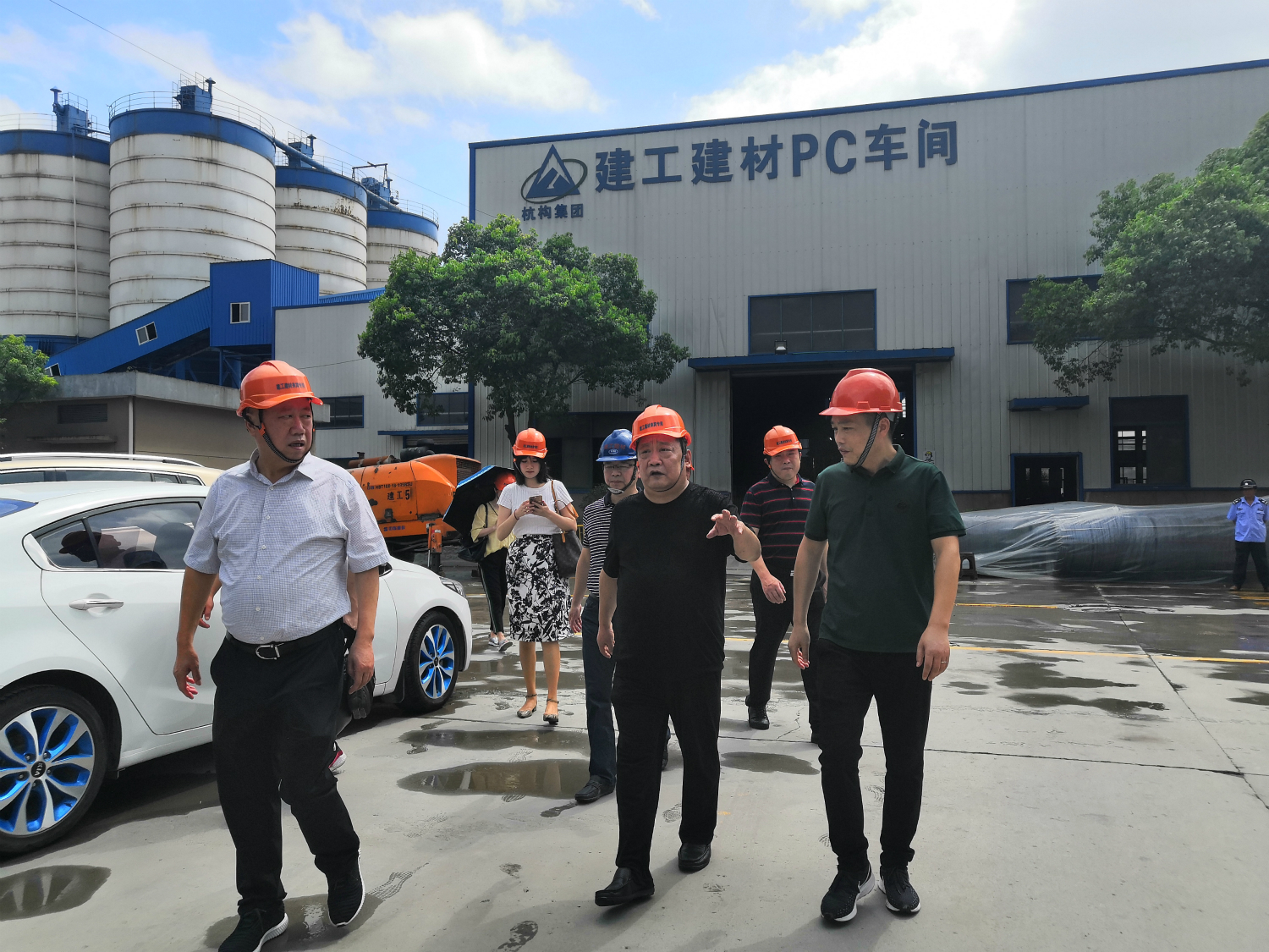 【领导关怀】广厦控股集团荣誉主席楼忠福等一行莅临杭州九游会·J9-官网·杭构仁和基地视察指导