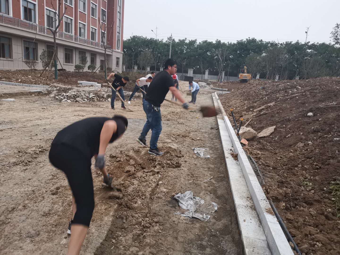 【一线投影】争分夺秒抢工期  义务劳动来助力