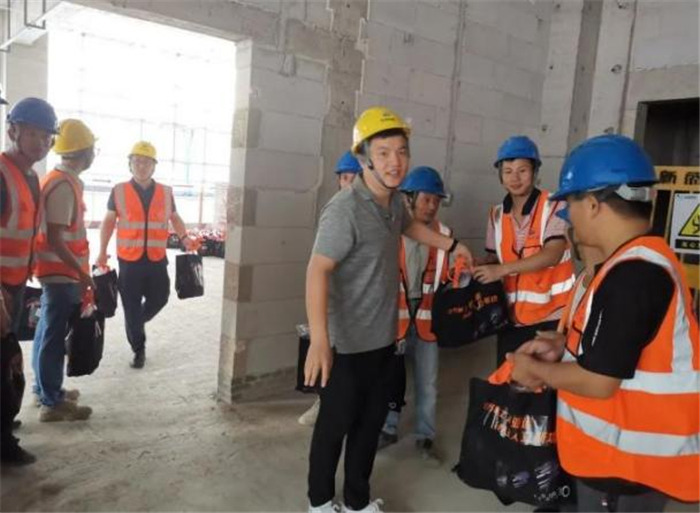 【领导关怀】高温来袭 市建设工会为一线员工送清凉